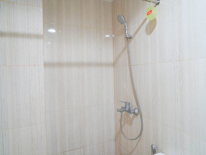 Bathroom 2, Compact White 1BR at Sentul Tower Apartment By Travelio, Bogor