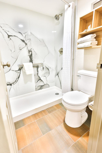 Bathroom 4, West Texas Inn & Suites with Kitchenette, Midland