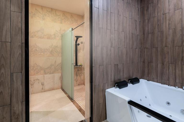 Bathroom 5, Waves Hotel, Umluj
