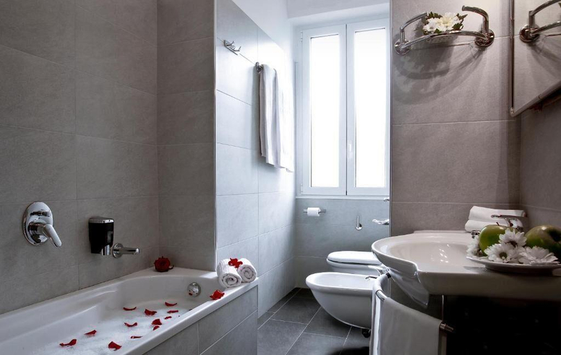 Bathroom 4, Hotel Ritter, Milano