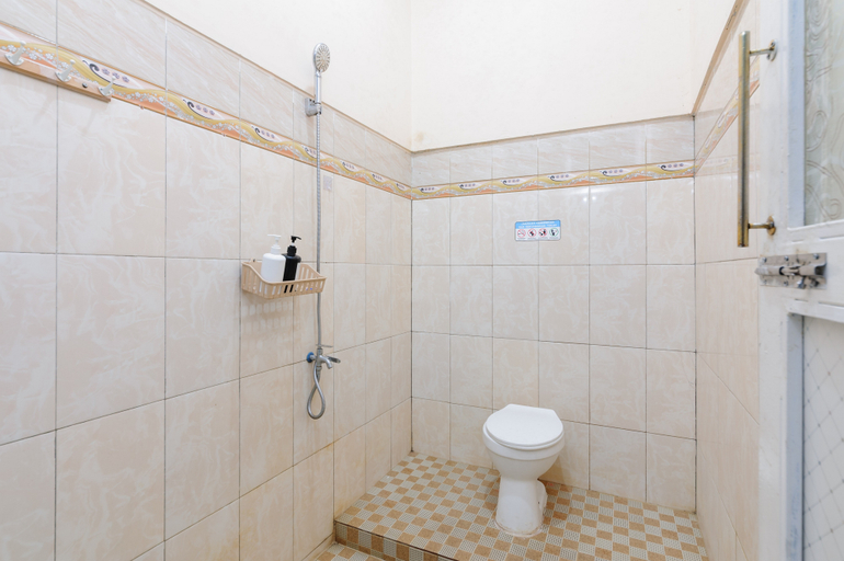 Bathroom 3, RedDoorz Syariah Plus @ Raisaespace Cianjur, Cianjur