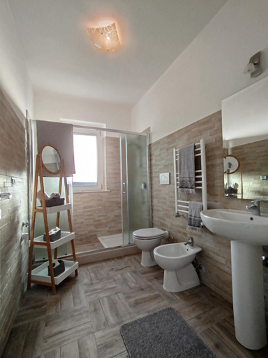 Bathroom 3, La Chioma di Berenice, L'Aquila