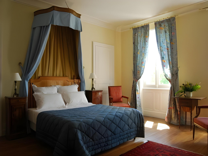 Bedroom 2, Chambres d'Hotes Le Chateau de la Plante, Vienne