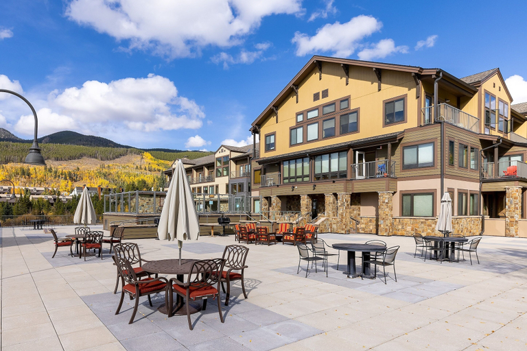 Outdoor dining 2, 2795 Slopeside 1 Bedroom Condo, Summit