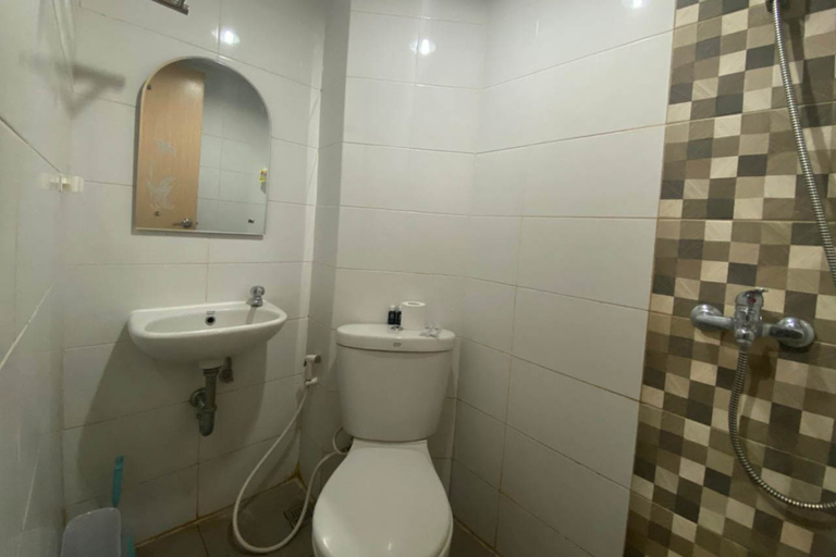 Bathroom 3, Restful and Wonderful Studio at Apartment The Alton By Travelio, Semarang