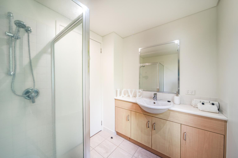 Bathroom 3, Phil's Place on Airlie - Ocean Views, Whitsunday