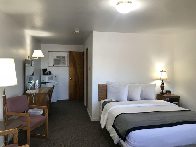 Bedroom 1, Sage Motel, Weston