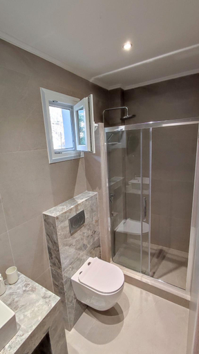 Bathroom 3, House Evristhenis 1, Central Macedonia