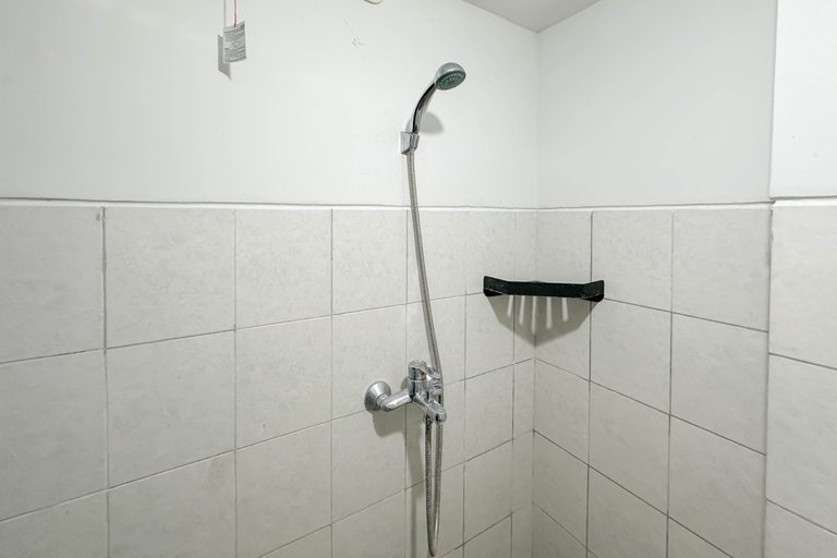 Bathroom 5, Warm Studio at Suncity Residence By Travelio, Sidoarjo