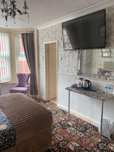 Bedroom 2, The Libra - Adults Only B&B with guaranteed carpark, Blackpool