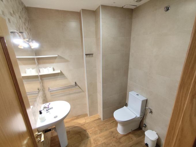 Bathroom 4, Hostal Hernan Cortes, Cáceres
