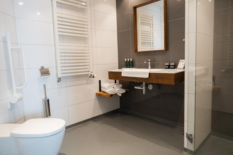 Bathroom 3, Hotel Zeezicht Vlieland, Vlieland