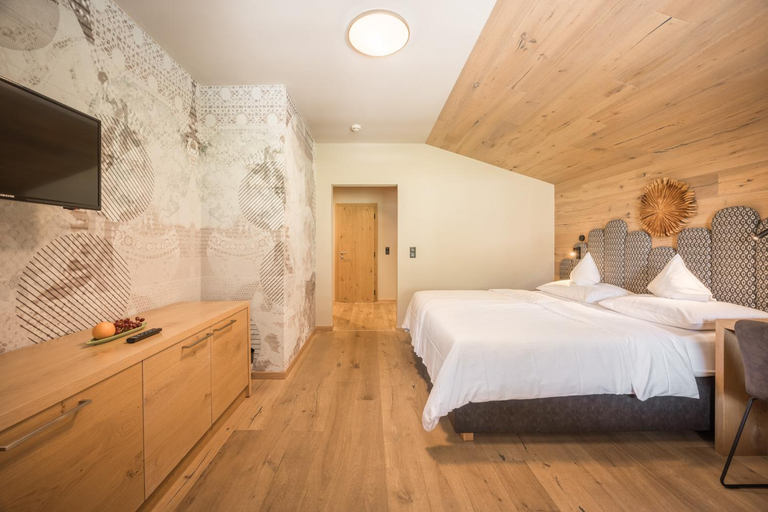 Bedroom 3, Almhof Family und Wellness Resort, Schwaz