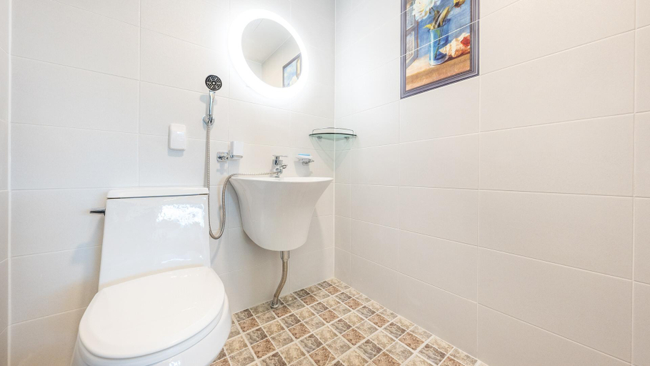 Bathroom, Gyeongju Star Light Travel Hanok Pension, Gyeongju