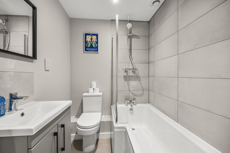 Bathroom 3, Buzzing Brighton Apartment 2 By My Getaways, Brighton and Hove