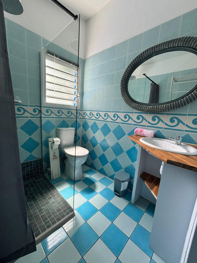 Bathroom 4, Habitation Pineau, Deshaies