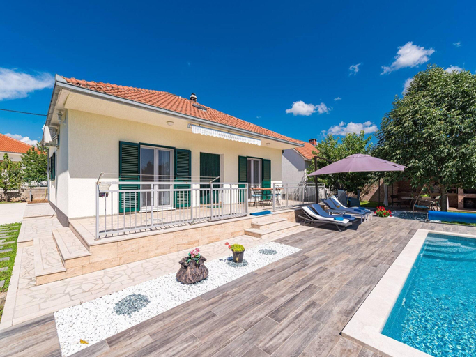 5, Villa near Krka with Private Pool, Unešić