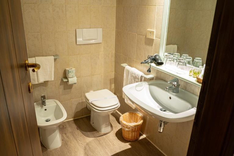 Bathroom 4, Castello di Compiano, Parma
