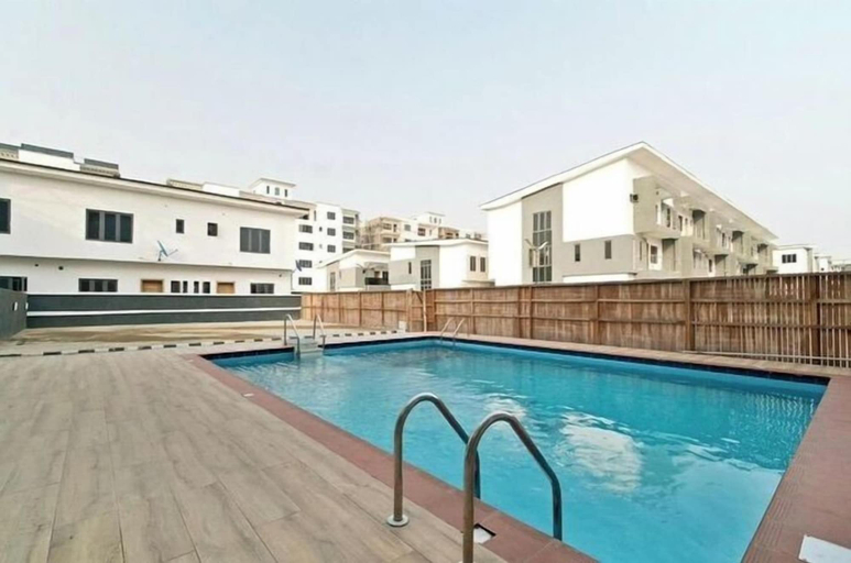 Outdoor pool, Chicos Apartment, Oredo Edo