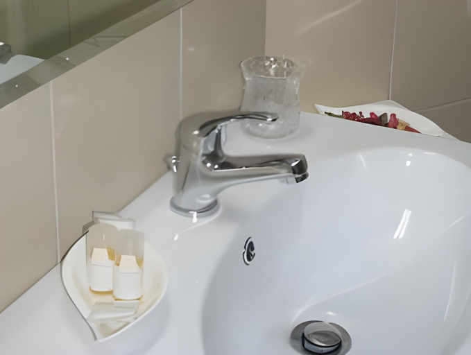 Bathroom 4, Hotel Sokrat, Tirana
