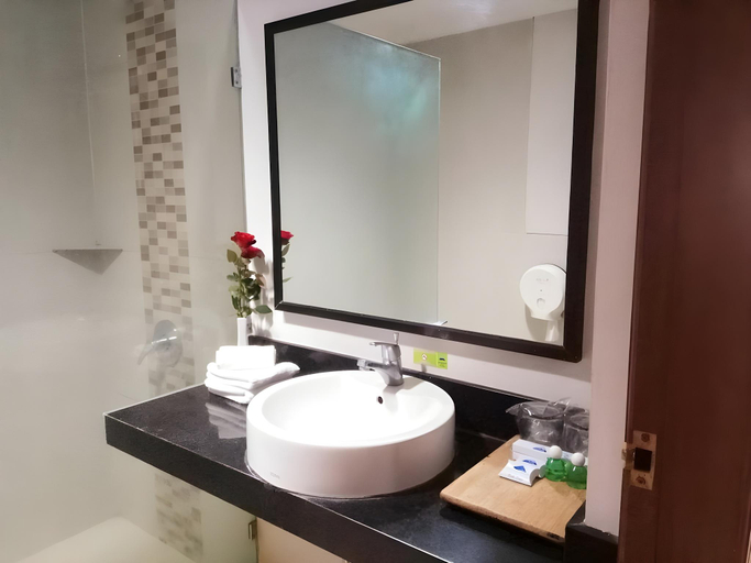 Bathroom 5, Hotel Pelangi Malang, Kayutangan Heritage, Malang