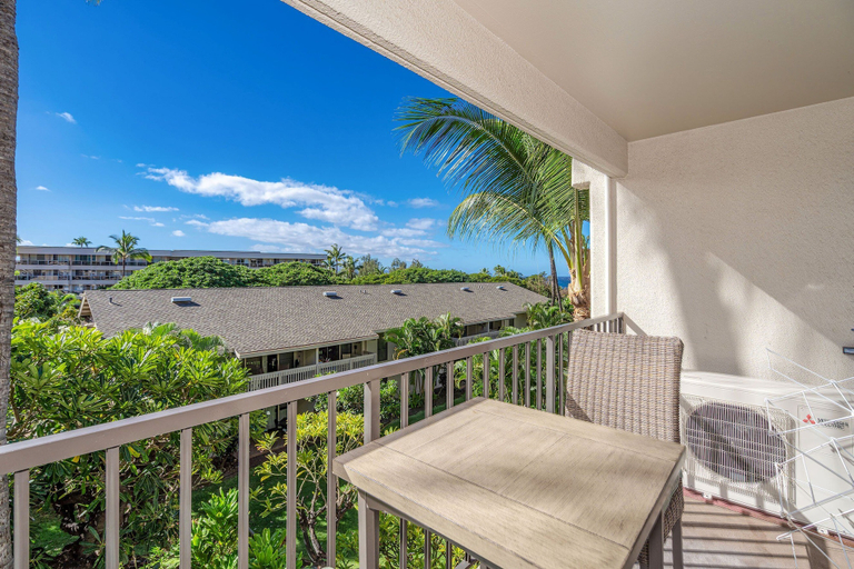 Outdoor dining, Kihei Akahi C-411 - Modern Top to Bottom Remodel, Split-ac, Across From Kam II, Maui