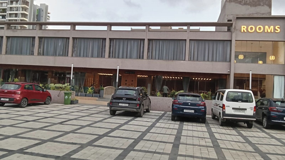 Parking 2, Hotel Euphoria The Fine Dine, Surat