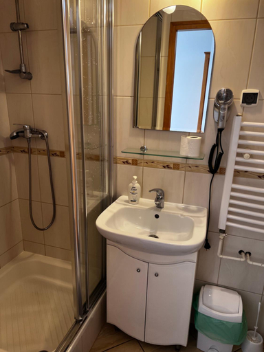 Bathroom 2, Szyper, Puck