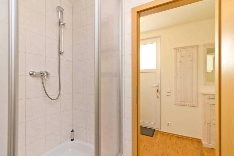Bathroom 3, Remise im Kaisers vis _ vis, Vorpommern-Greifswald