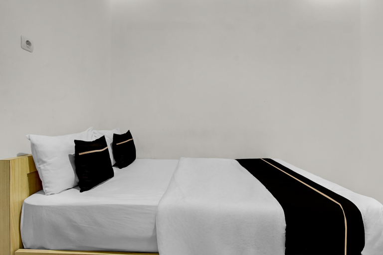 Room 3, Collection O River House, Semarang