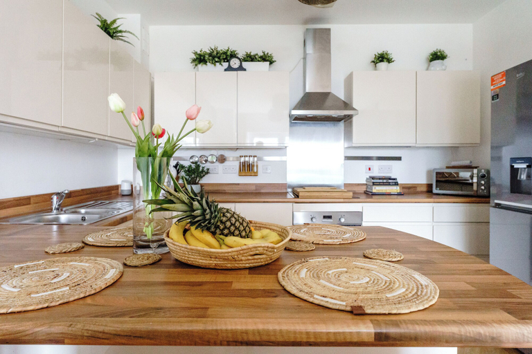 Private kitchen 4, Newport City Centre Riverside haven, Newport
