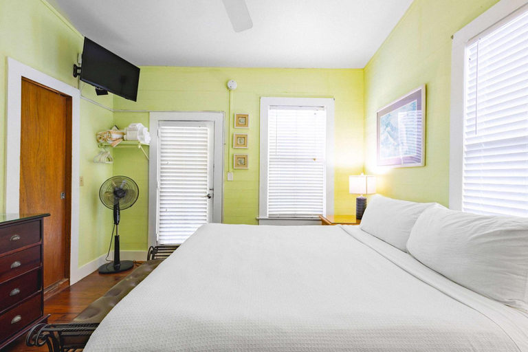 Others 5, Curry House - Pool, King Bed & Balcony! Room 7, Monroe