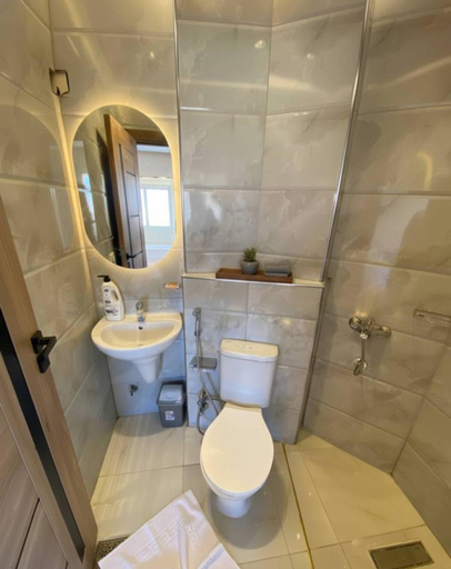 Bathroom, moonlight pyramids view, Al-Ahram