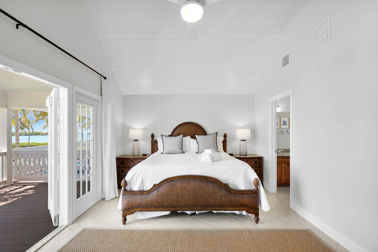 Bedroom 1, Waterfront Luxury Villa, Monroe