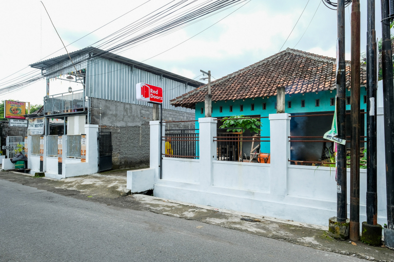 Exterior & Views 2, RedDoorz Syariah near Monjali 4 Yogyakarta, Sleman