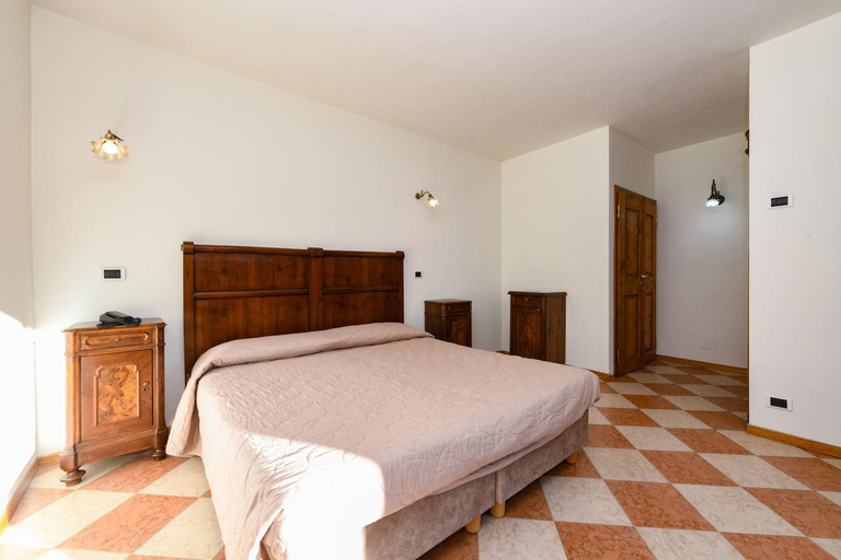 Bedroom 2, Albergo Locanda Mezzosoldo, Trento