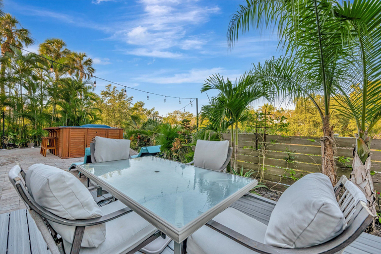Outdoor dining 5, Terra Ceia Private Saltwater Pond Home, Manatee