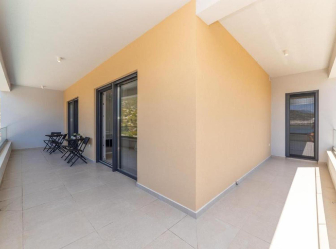Public Area 3, Luxury Villa Navis, Ploče
