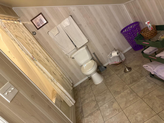 Bathroom 5, serenity hill, Edmonson