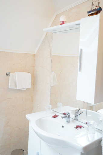 Bathroom 3, Weidendall, Capellen