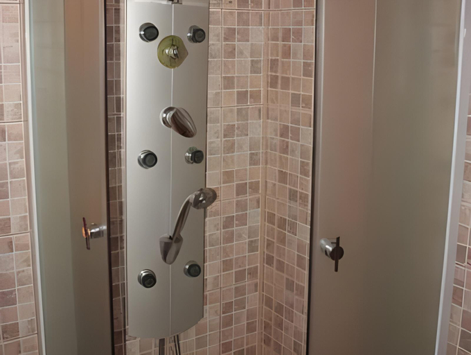 Bathroom 3, Severokrymskaya Hotel, Chelyabinsk gorsovet
