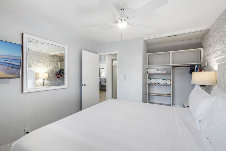 Room 4, Experience Oceanfront Luxury at Kanai A Nalu 209, a Spacious 2-bd/2ba Condo, AC!, Maui