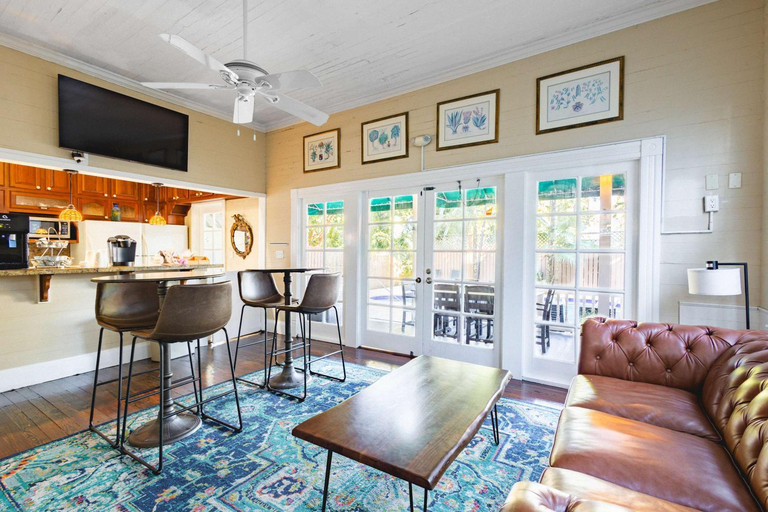 Others 2, Curry House - Pool, King Bed & Balcony! Room 7, Monroe