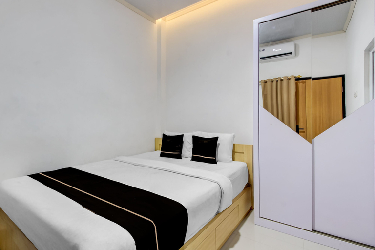 Room 5, Collection O River House, Semarang
