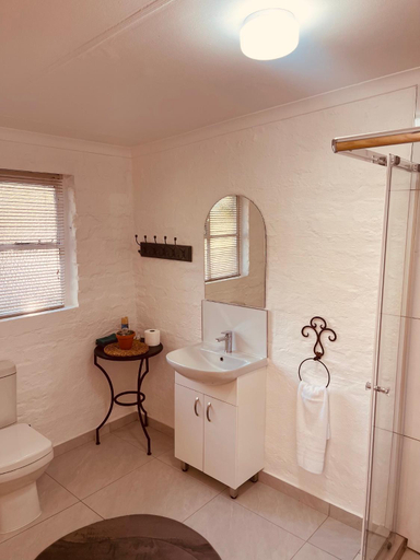 Bathroom 1, Die Ou Pastorie, Bojanala