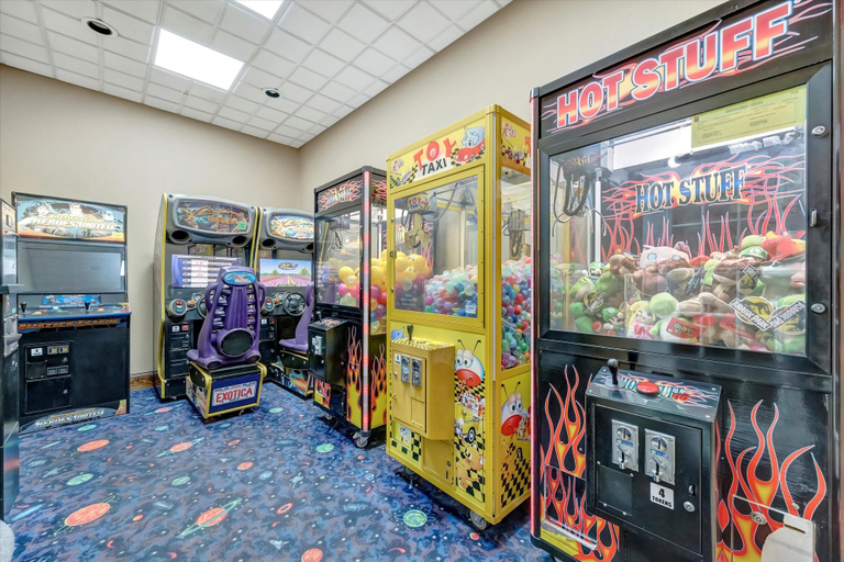 Game room, 8303 Palm Disney, Orange