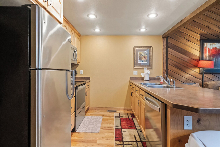 Private kitchen 5, Ski Access SS7B Retreat Pet Friendly, Iron