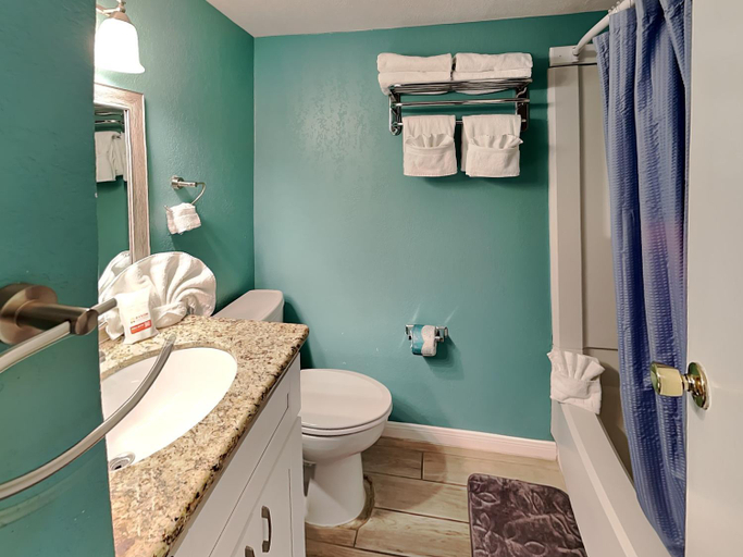Bathroom 4, Victorian 3130, Galveston