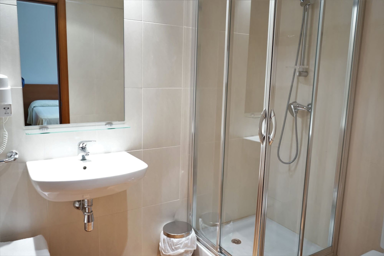 Bathroom 4, Hotel Santuari Balaguer, Lleida