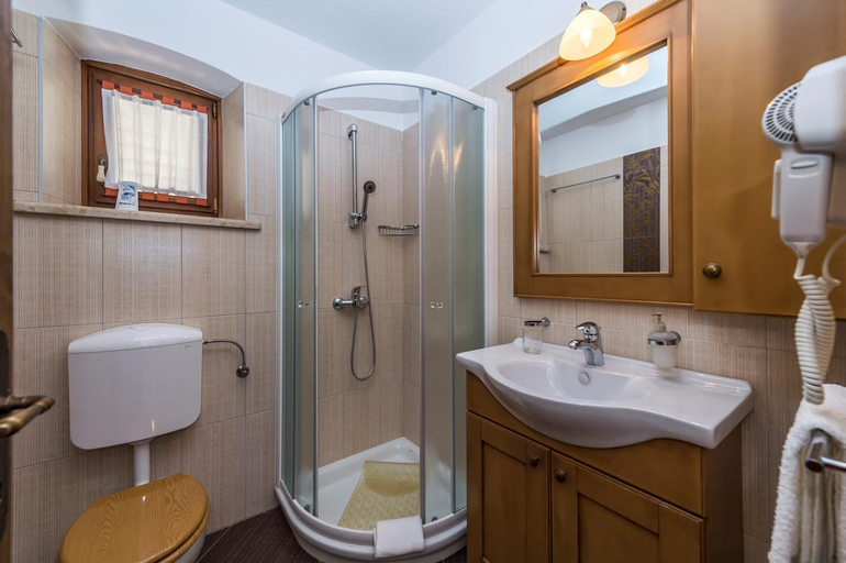Bathroom 2, Villa for up to 8 persons, with private garden and pool, Tinjan